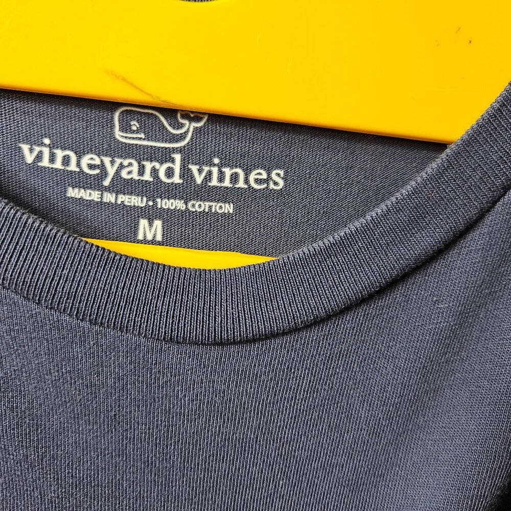 Vineyard Vines Men's Long Sleeve Pocket Tee Boston Flag Graphic Size M Navy Blue - Picture 4 of 5